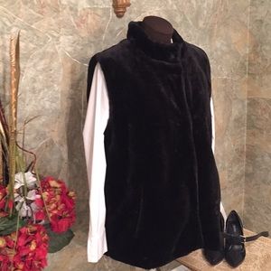 Tutor Court 🌹Soft furry like vest.